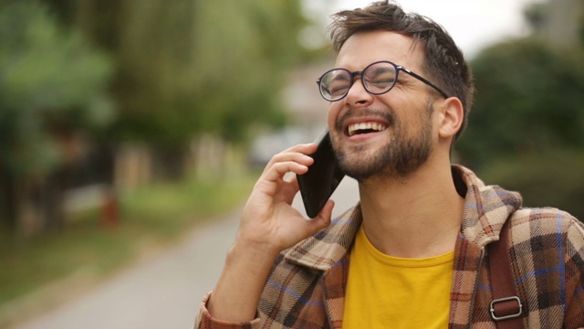 年轻的成年男子在室外打电话视频素材