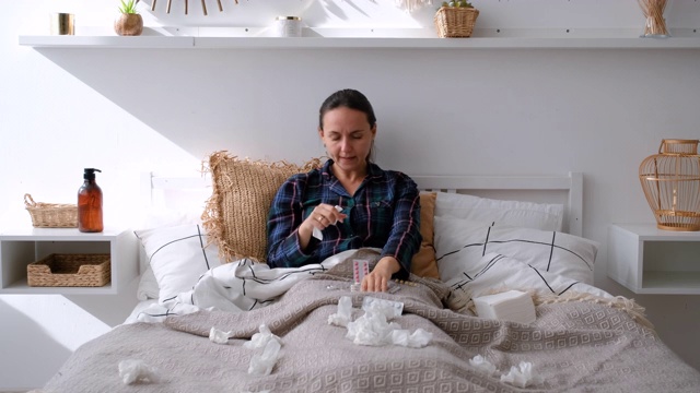 看药片和擤鼻子的女病人视频素材