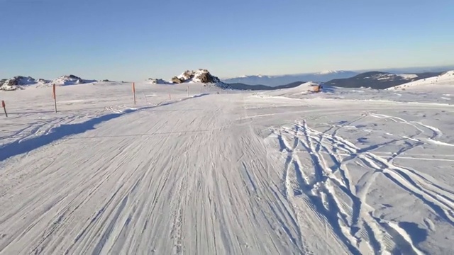 在美好的日子里在斜坡上滑雪视频素材