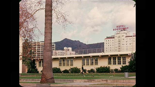 1974年，一名学生走在好莱坞高中前面，远处还有好莱坞罗斯福酒店视频素材