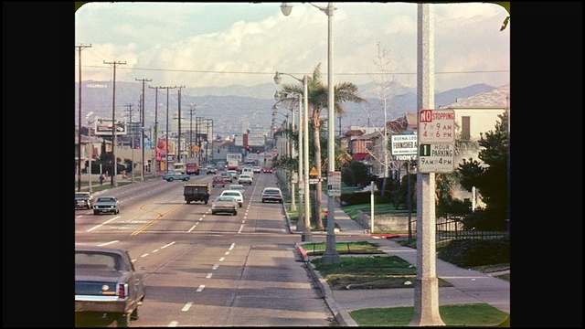 1974年，拉布雷亚大街上的交通在皮克福德街交叉口向北看好莱坞山和好莱坞标志在远处视频素材