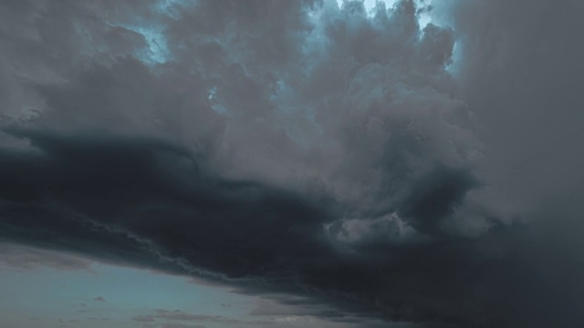 危险的雨云在天空中流动。时间流逝视频素材