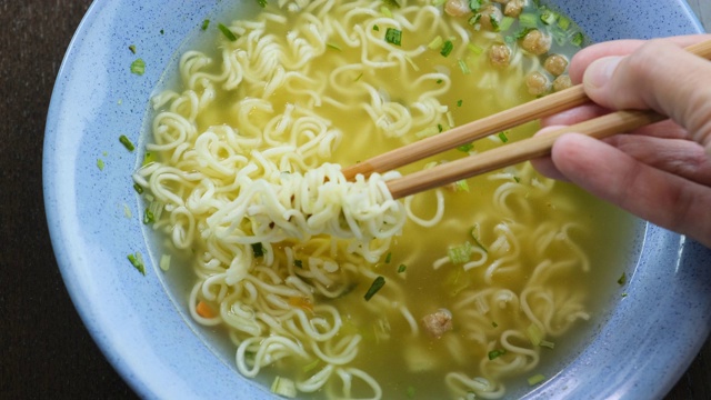 用筷子近距离吃速食蛋面，速食理念视频素材