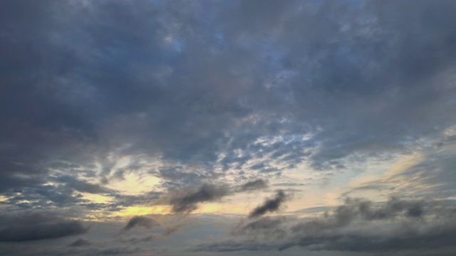 在早晨观看天空自然全景，云，蓝色的戏剧性的天空和绚烂的日出视频素材