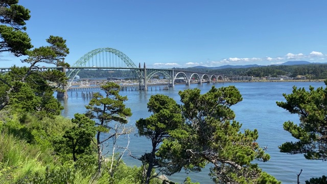 纽波特俄勒冈州的亚奎纳湾大桥，夏天的景色视频素材