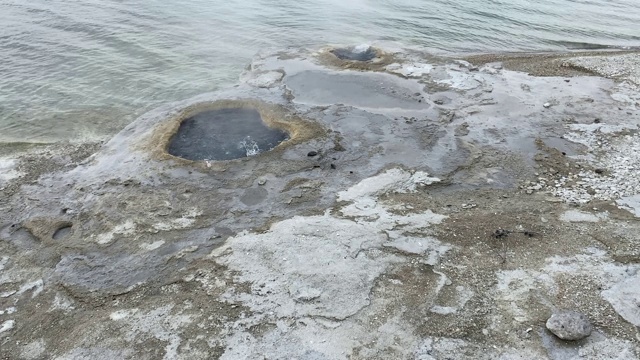 湖滨间歇泉，黄石国家公园西拇指间歇泉盆地的地热火山特征视频素材