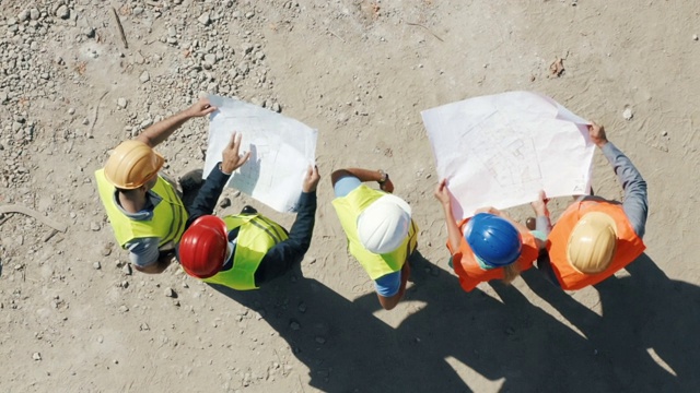 建筑工程师在建筑工地开会。视频素材