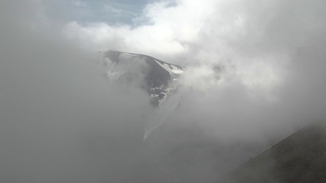 高山岩石景观与雾视频下载