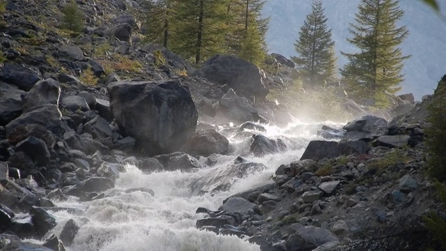 山区河水湍急，水流湍急视频下载