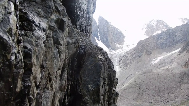 多岩石，高而崎岖的山脉视频素材