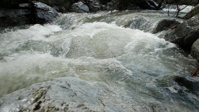 岩石间的慢动作流视频素材