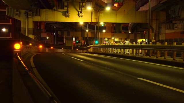 城市夜晚的交通状况。道路上的交通与照明的夜灯视频素材