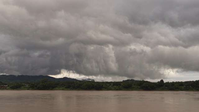 时间流逝，泰国罗伊省湄公河江汗区暴雨地区;平移运动视频素材