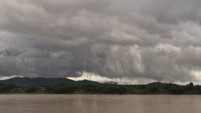 时间流逝，泰国罗伊省湄公河江汗区暴雨地区;缩小运动视频素材