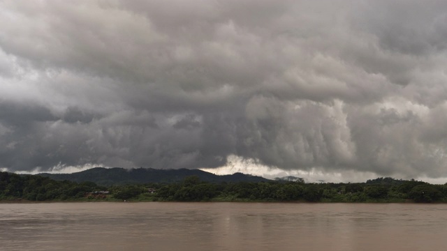 时间流逝，泰国罗伊省湄公河江汗区暴雨地区;平移运动视频素材