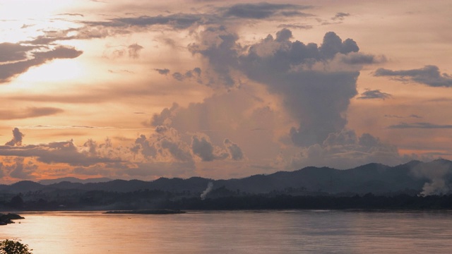 时间流逝日落湄公河地区清汗区，Loei省，泰国;平移运动视频素材