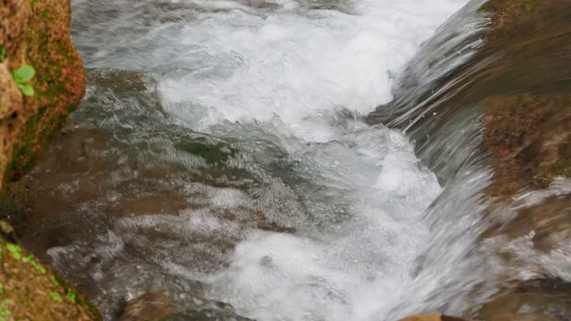 河流和瀑布清澈的水，落在岩石之间的大自然。视频素材