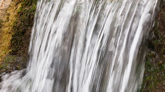 河流和瀑布清澈的水，落在岩石之间的大自然。视频素材