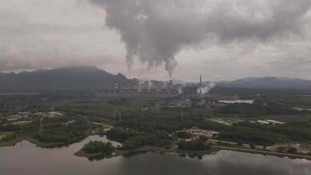 鸟瞰图，大面积燃煤电厂全景图美丽的早晨日出天空，湄莫，南邦省，泰国。视频素材