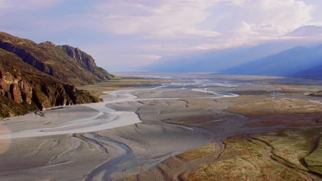 无人机在Rakaia River Braids上空拍摄视频素材