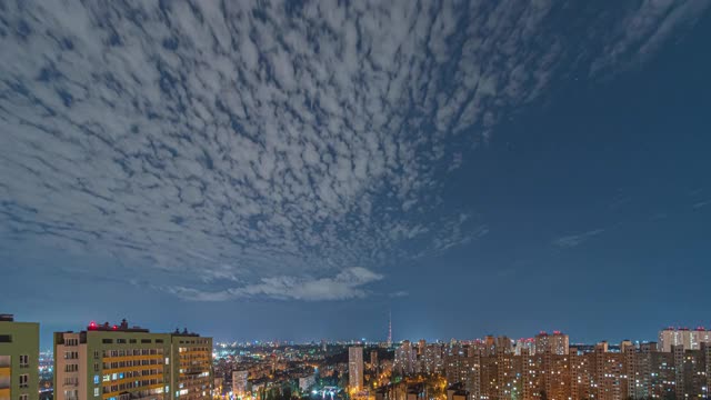 云在夜晚的城市上空飘过。时间流逝视频素材