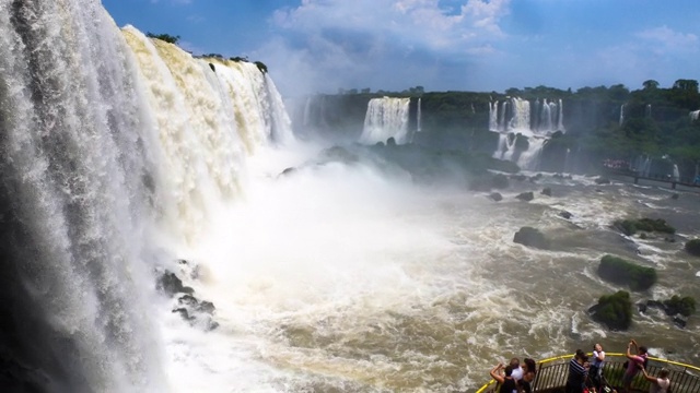 观看伊瓜苏瀑布，Foz do Iguaçu，巴西视频素材