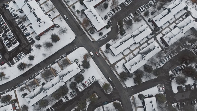 在美国，美丽的雪覆盖的城市街道上有房子和公寓楼视频素材