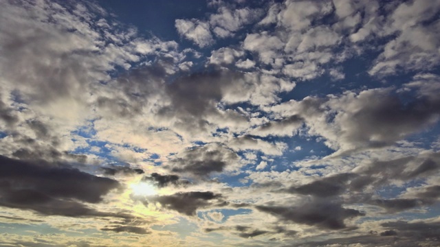 戏剧性的全景，柔和的日落，美丽的粉红色紫罗兰橙色的云对蓝色的天空视频素材