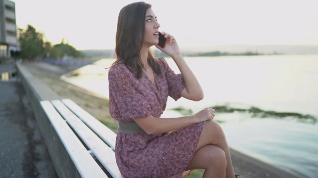 在河边打电话的女人视频素材