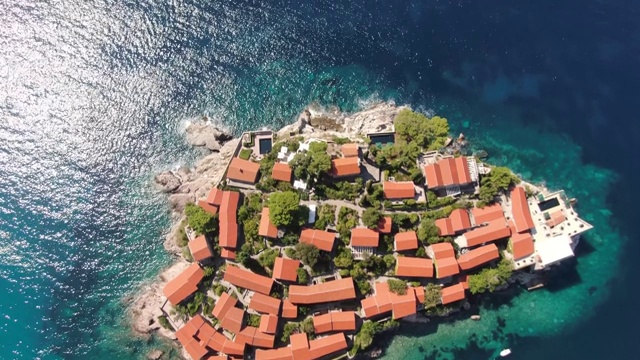 Sveti Stefan的鸟瞰图，在黑山岛被亚得里亚海海岸包围视频素材