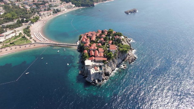 Sveti Stefan的鸟瞰图，在黑山岛被亚得里亚海海岸包围视频素材
