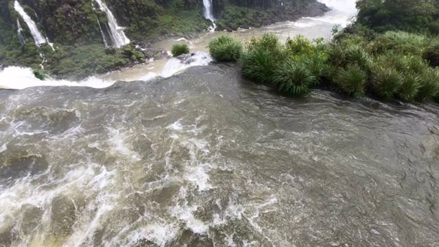 观看伊瓜苏瀑布，Foz do Iguaçu，巴西视频素材