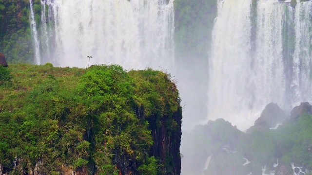 观看伊瓜苏瀑布，Foz do Iguaçu，巴西视频素材