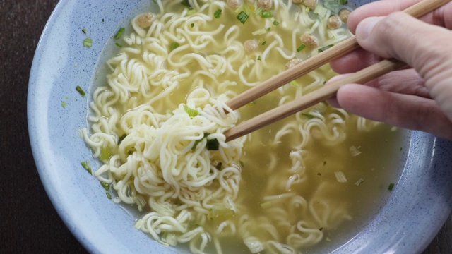 用筷子近距离吃速食蛋面，速食理念视频素材