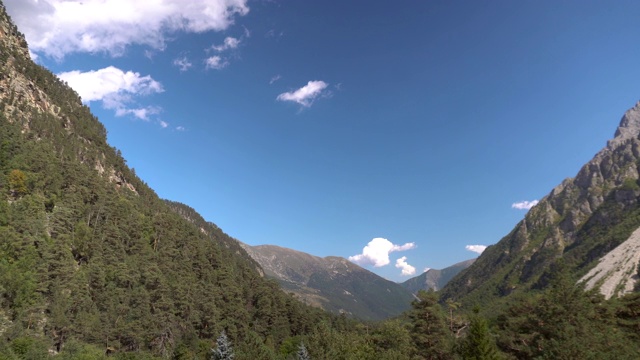 看岩石高耸的山脉。全景图从右到左。视频素材