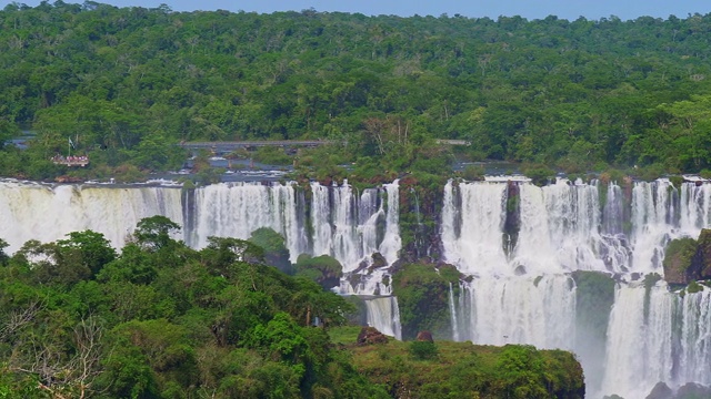 观看伊瓜苏瀑布，Foz do Iguaçu，巴西视频素材