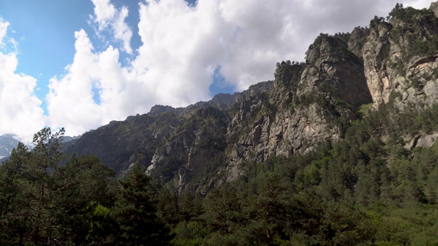 看岩石高耸的山脉。全景图从右到左。视频素材