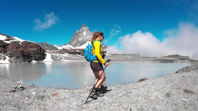 在马特洪峰徒步旅行的女登山运动员视频素材