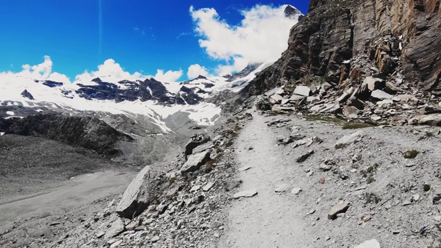 在策马特的一条岩石山路上散步视频素材