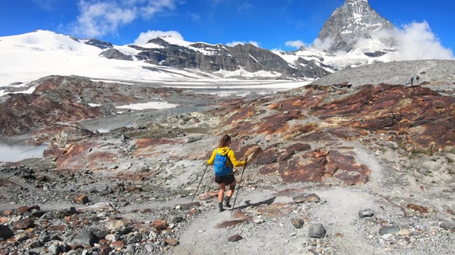 女子登山运动员在瑞士山间徒步旅行的慢镜头视频素材