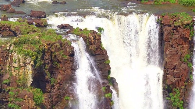 观看伊瓜苏瀑布，Foz do Iguaçu，巴西视频素材