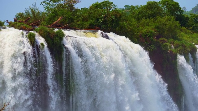 观看伊瓜苏瀑布，Foz do Iguaçu，巴西视频素材