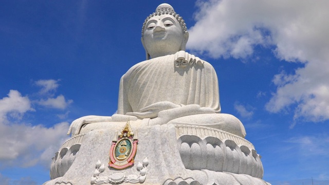 大佛建在泰国普吉岛的一座高山上，从远处就可以看到。视频素材