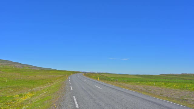 冰岛奥斯特兰北部地区埃吉尔斯塔迪附近的1号公路视频素材