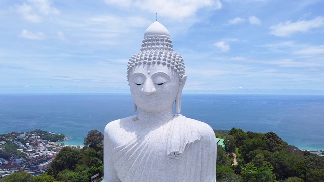 大佛建在泰国普吉岛的一座高山上，从远处就可以看到。视频素材