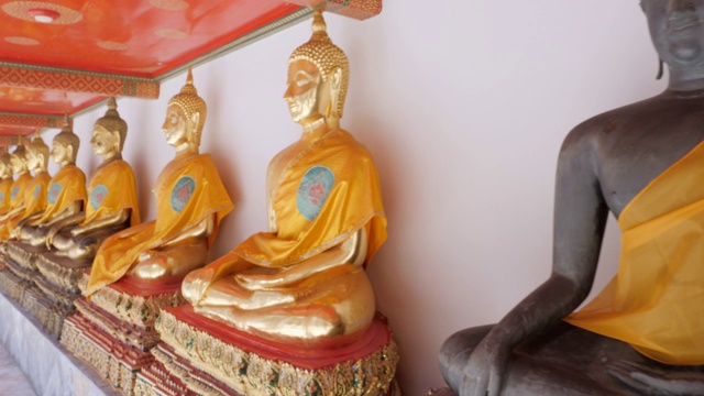 追踪拍摄曼谷古庙中的金佛雕像视频素材
