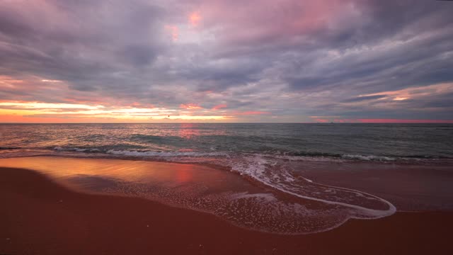 海洋日出与燃烧的dmatic云景。异国情调的岛屿海滩和海浪。视频素材