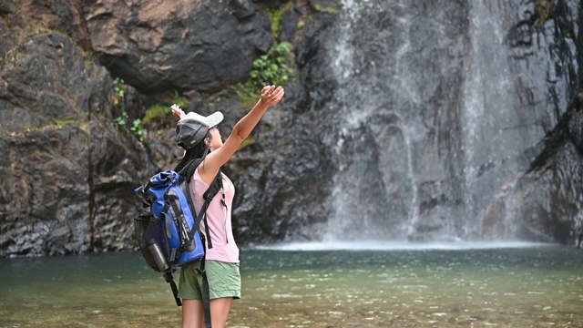 亚洲妇女在泰国北碧府瀑布旅行视频素材