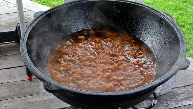 传统烹饪真正的乌兹别克肉饭在锅里炸羊肉炖肉视频素材