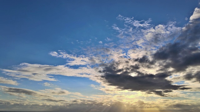 美丽的时间流逝风景日落天空戏剧性的红紫橙蓝粉红的云视频素材